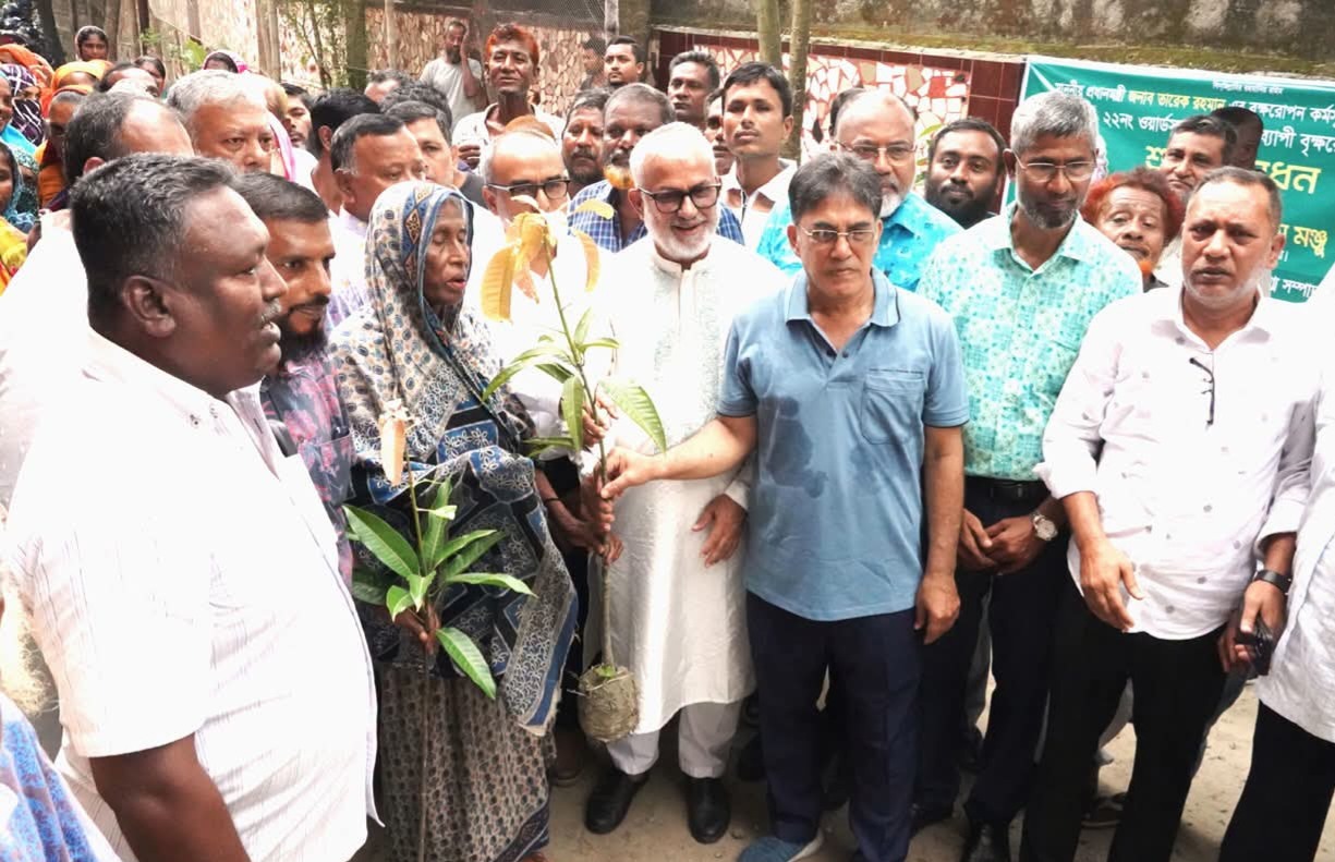 খুলনায় বিশেষ পরিচ্ছন্নতা অভিযান ও বৃক্ষরোপণ কর্মসূচির উদ্বোধন: ডেঙ্গু প্রতিরোধে জোর