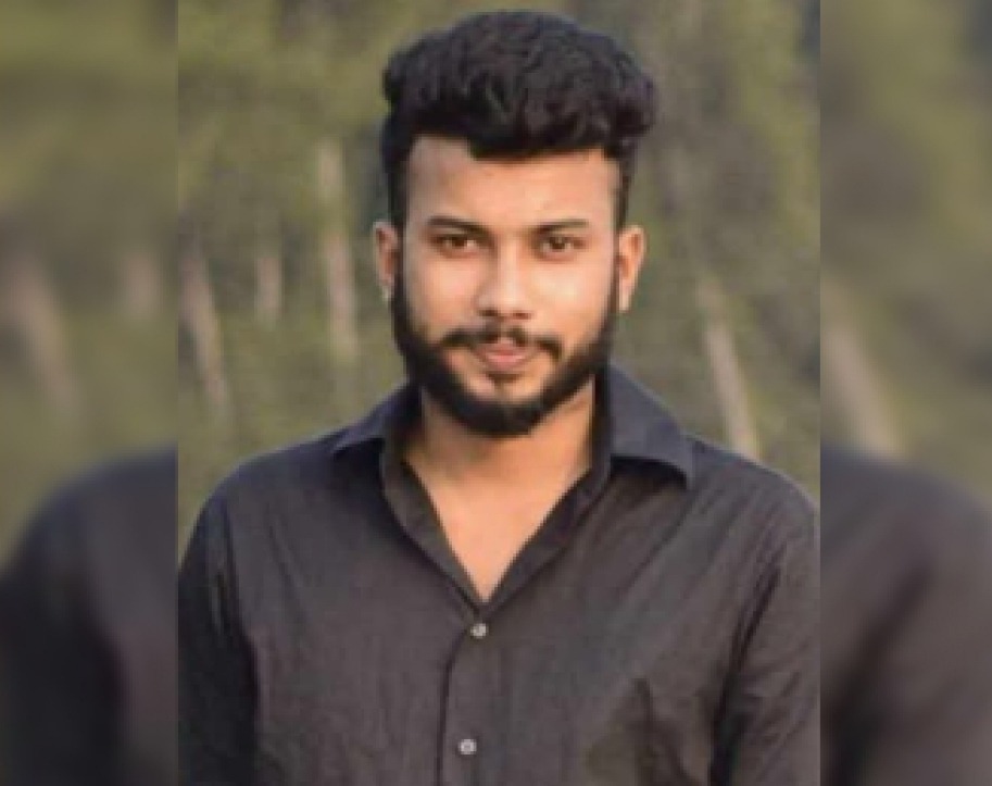 ট্রেনের ছাদে ভ্রমণ কাল হলো ঠিকাদারের, ব্রিজের ধাক্কায় প্রাণ হারালেন আরিফুল
