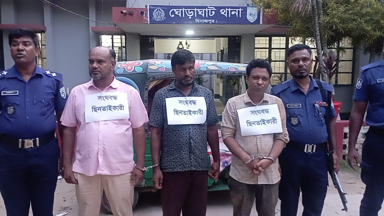 ঘোড়াঘাটে ধান ব্যবসায়ীর টাকা ছিনতাইয়ের চেষ্টা ব্যর্থ, সিএনজিসহ আটক ৩