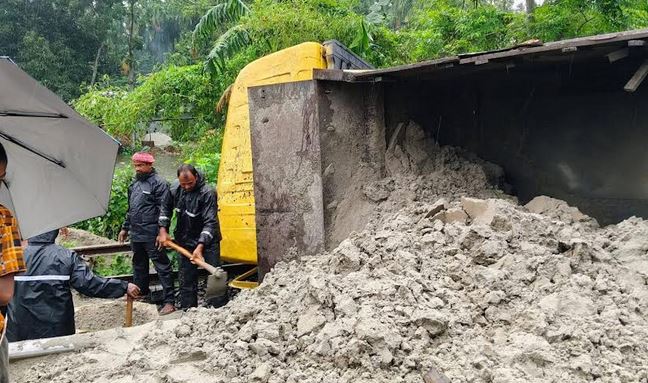 বালুভর্তি ট্রাক উল্টে কুড়িগ্রামের সাথে সারাদেশের ট্রেন চলাচল বন্ধ