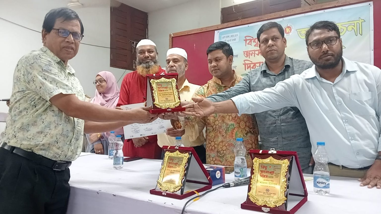 হোসেনপুরে বিশ্ব জনসংখ্যা দিবস পালন ও শ্রেষ্ঠত্বদের মাঝে ক্রেস্ট বিতরণ
