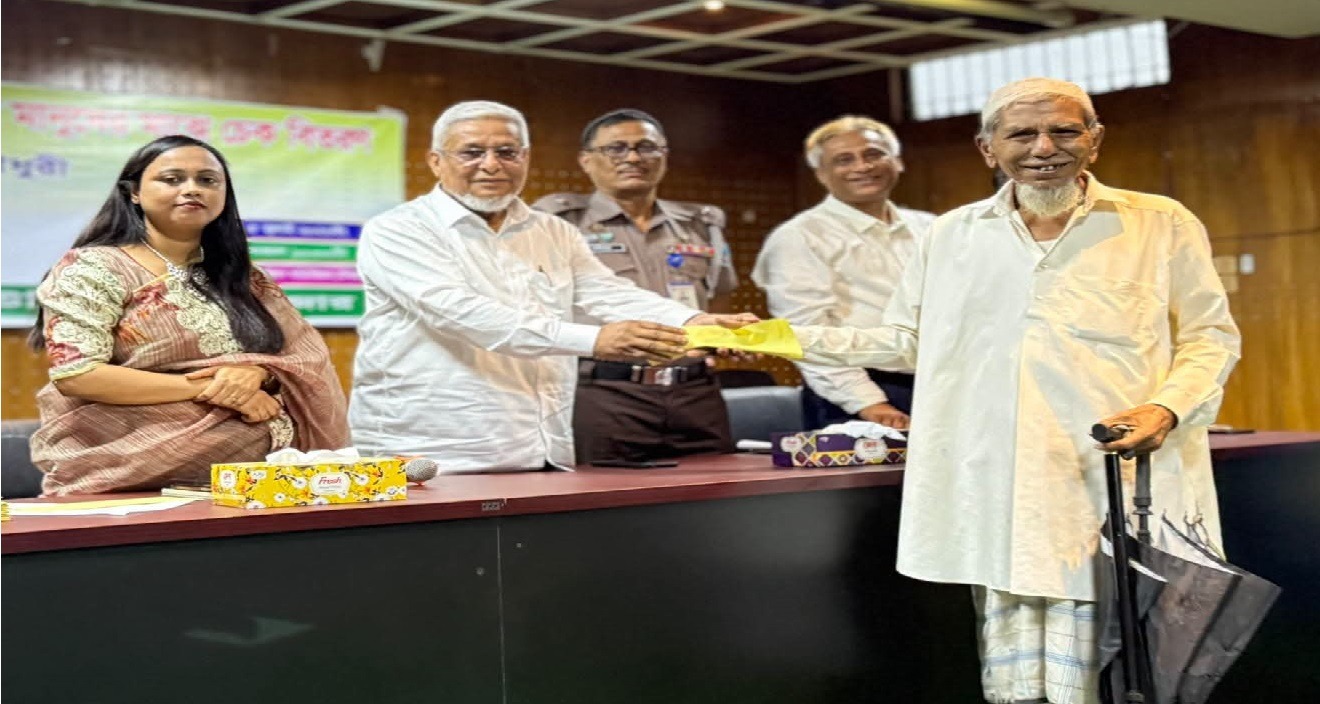 উখিয়ায় প্রাকৃতিক দুর্যোগে ক্ষতিগ্রস্ত দুঃস্থ অসহায় মানুষের মাঝে চেক বিতরণ
