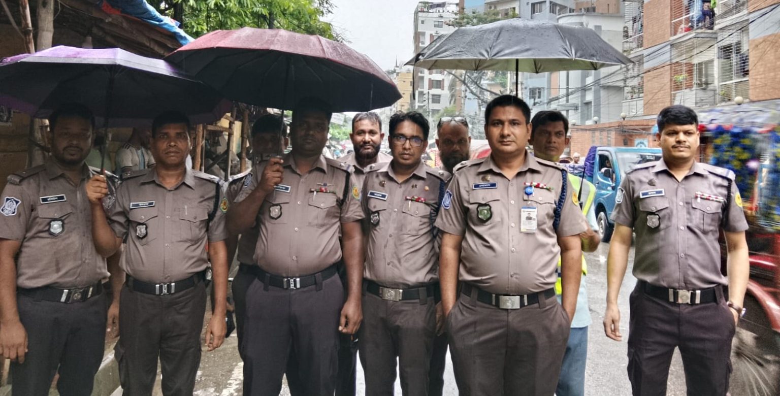 দুয়ারীপাড়া ভোলা বস্তিতে ফুটপাত দখলমুক্ত করতে রূপনগর থানার বিশেষ অভিযান