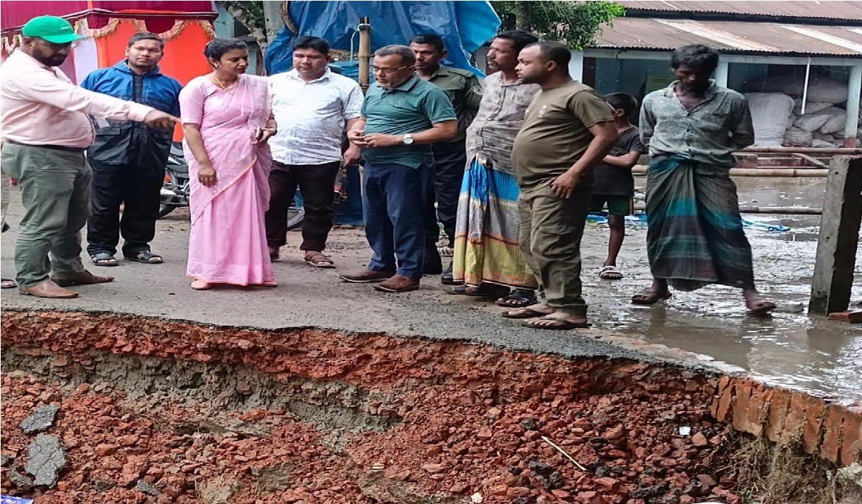 ভারী বর্ষণে ভাঙ্গন রাস্তা বৃষ্টির মধ্যেই পরিদর্শনে হোসেনপুরের ইউএনও করেন জরুরী সংস্কার