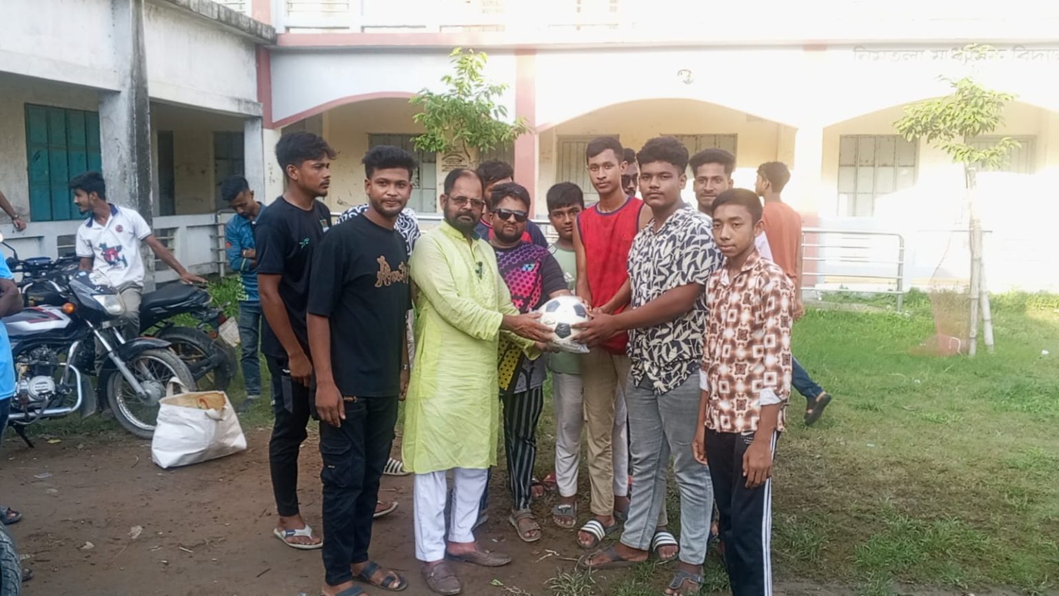 মাদকমুক্ত সমাজ গঠনে যুবসমাজকে ছাত্রদল নেতা সাব্বিরের ফুটবল উপহার
