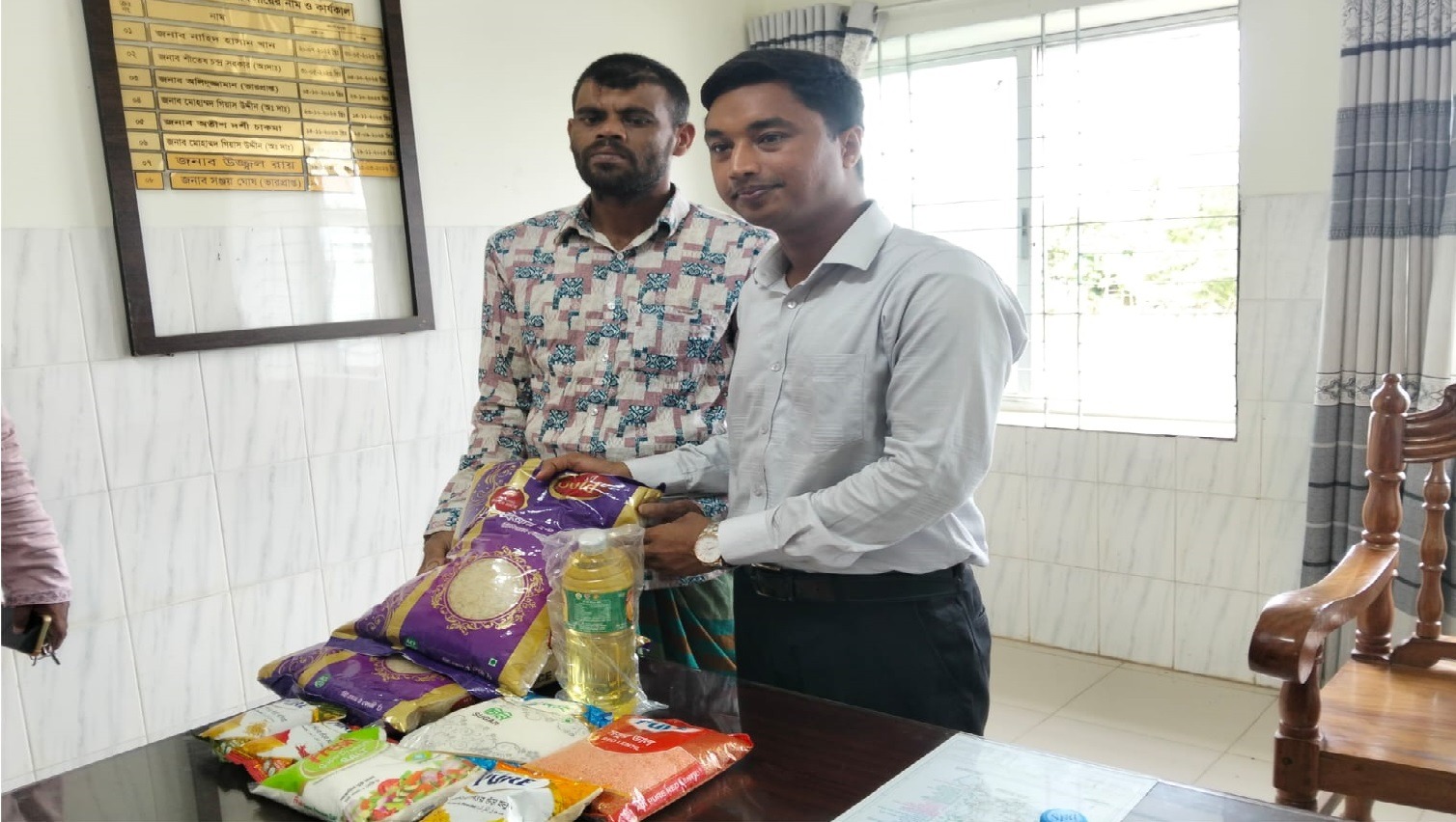 মধ্যনগরে সড়ক দুর্ঘটনায় আহত মহাদেব মজুমদারকে ইউএনওর সহায়তার আশ্বাস