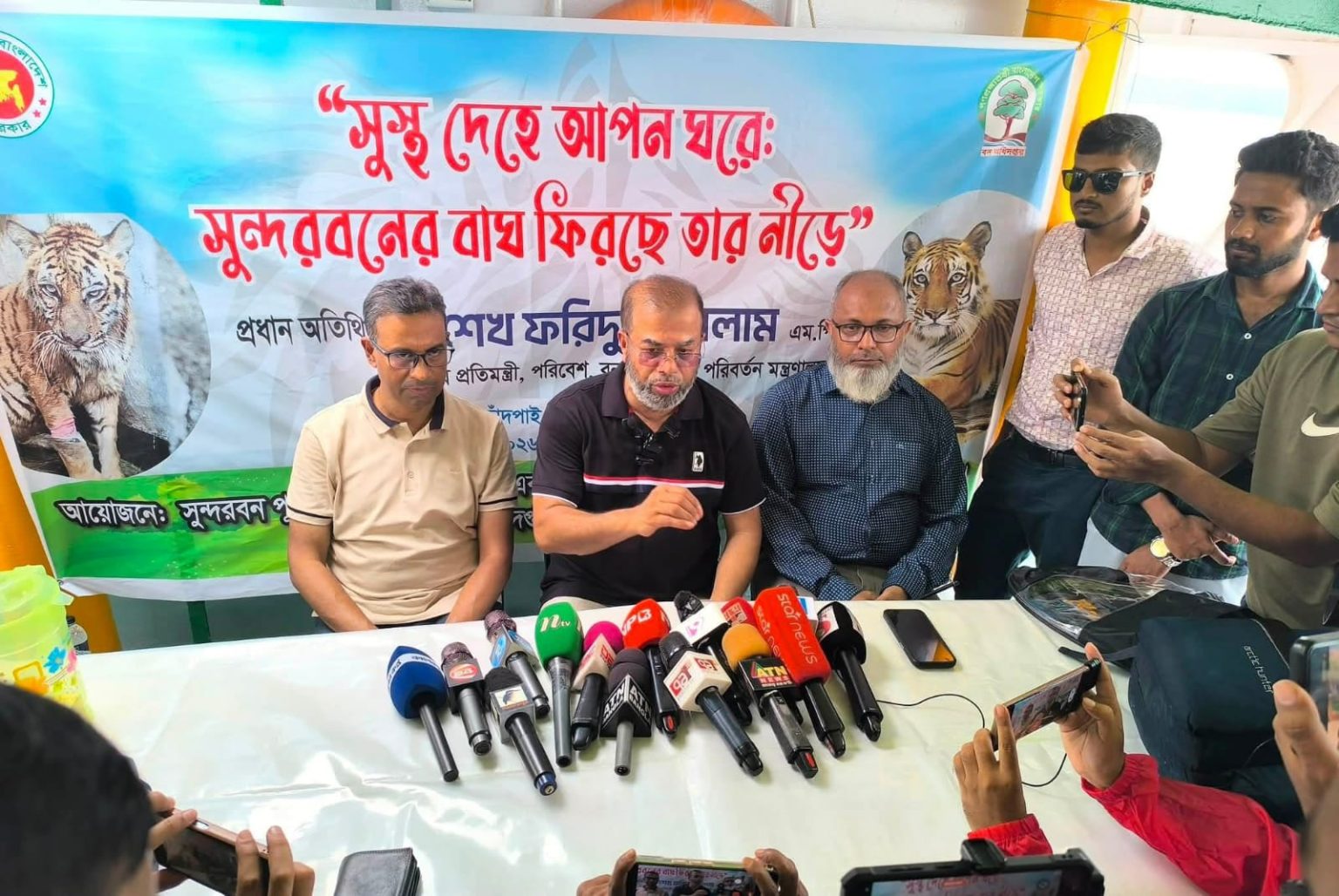 আহত রয়েল বেঙ্গল বাঘিনীকে তার প্রাকৃতিক আবাস সুন্দরবনে অবমুক্ত