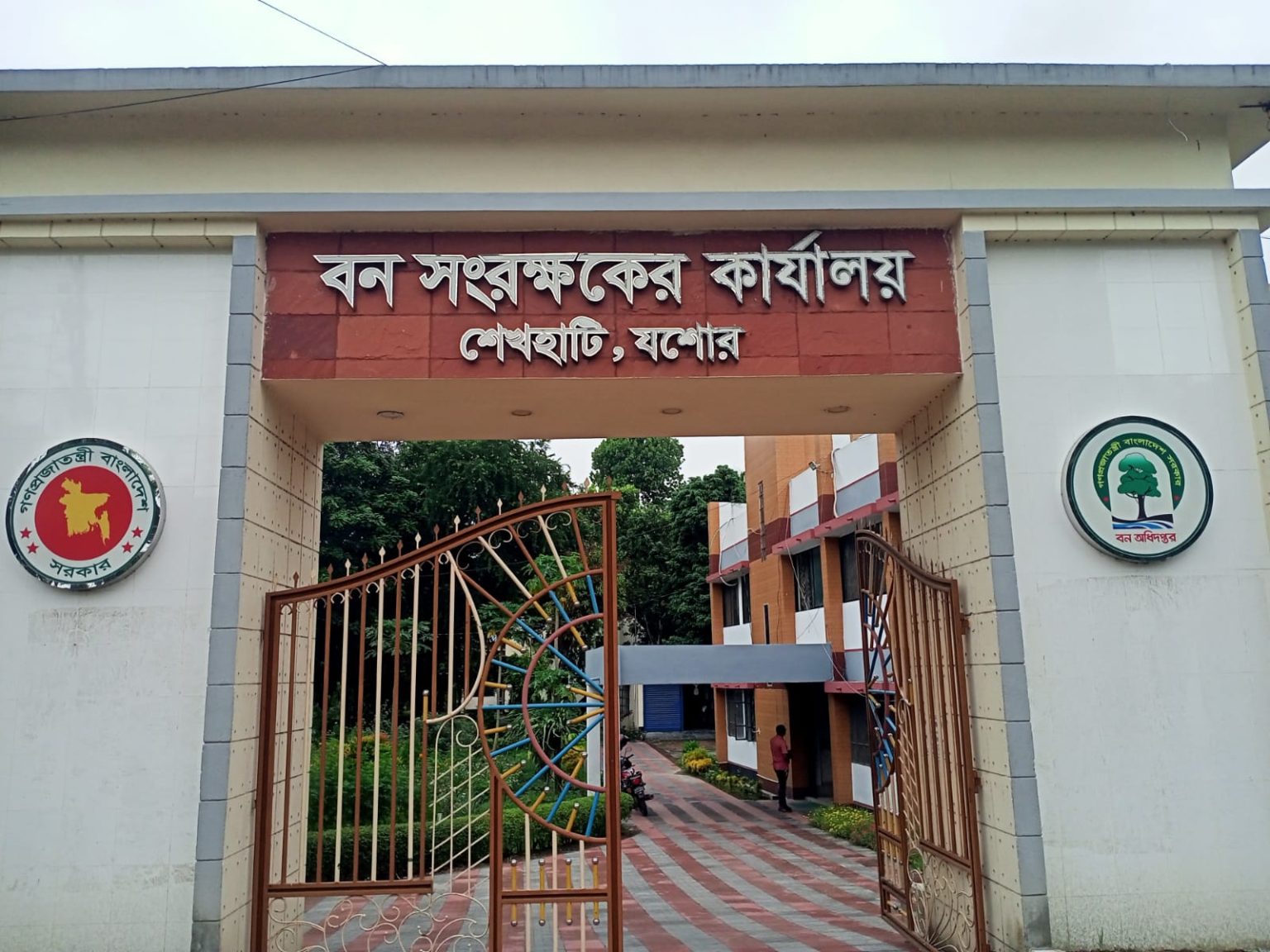 যশোরে বনসংরক্ষক কার্যালয়ে এখনো চরম অনিয়ম, কর্মকর্তা-কর্মচারীরা সরকারি নিয়ম অমান্য করে ইচ্ছামতো অফিসে আসার অভিযোগ