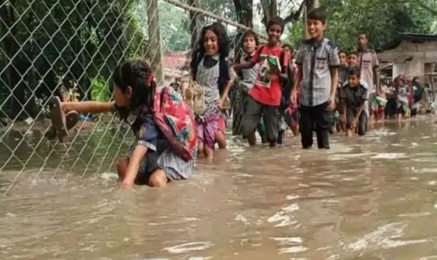 হাঁটুপানি পেরিয়ে বিদ্যালয়ে যেতে বাধ্য ১৩২ শিক্ষার্থী, দুর্ভোগে বদলগাছীর গাবনা সরকারি প্রাথমিক বিদ্যালয়