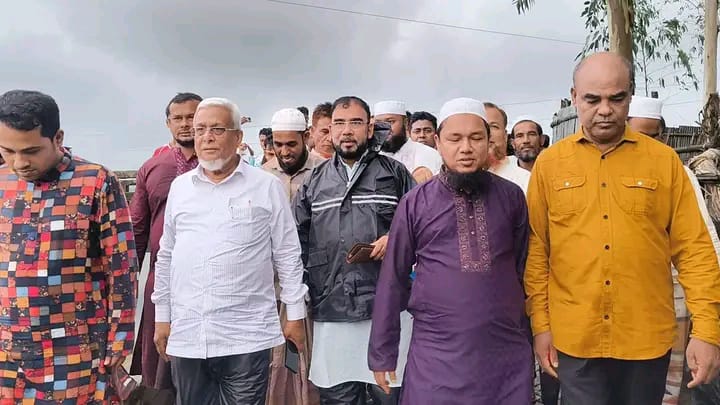 দুর্গত হ্নীলা পরিদর্শনে এমপি শাহজাহান, ত্রাণ বিতরণ