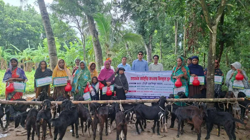 বালিয়াকান্দিতে আয়বর্ধক কর্মসূচির আওতায় বিনামূল্যে ছাগল বিতরণ