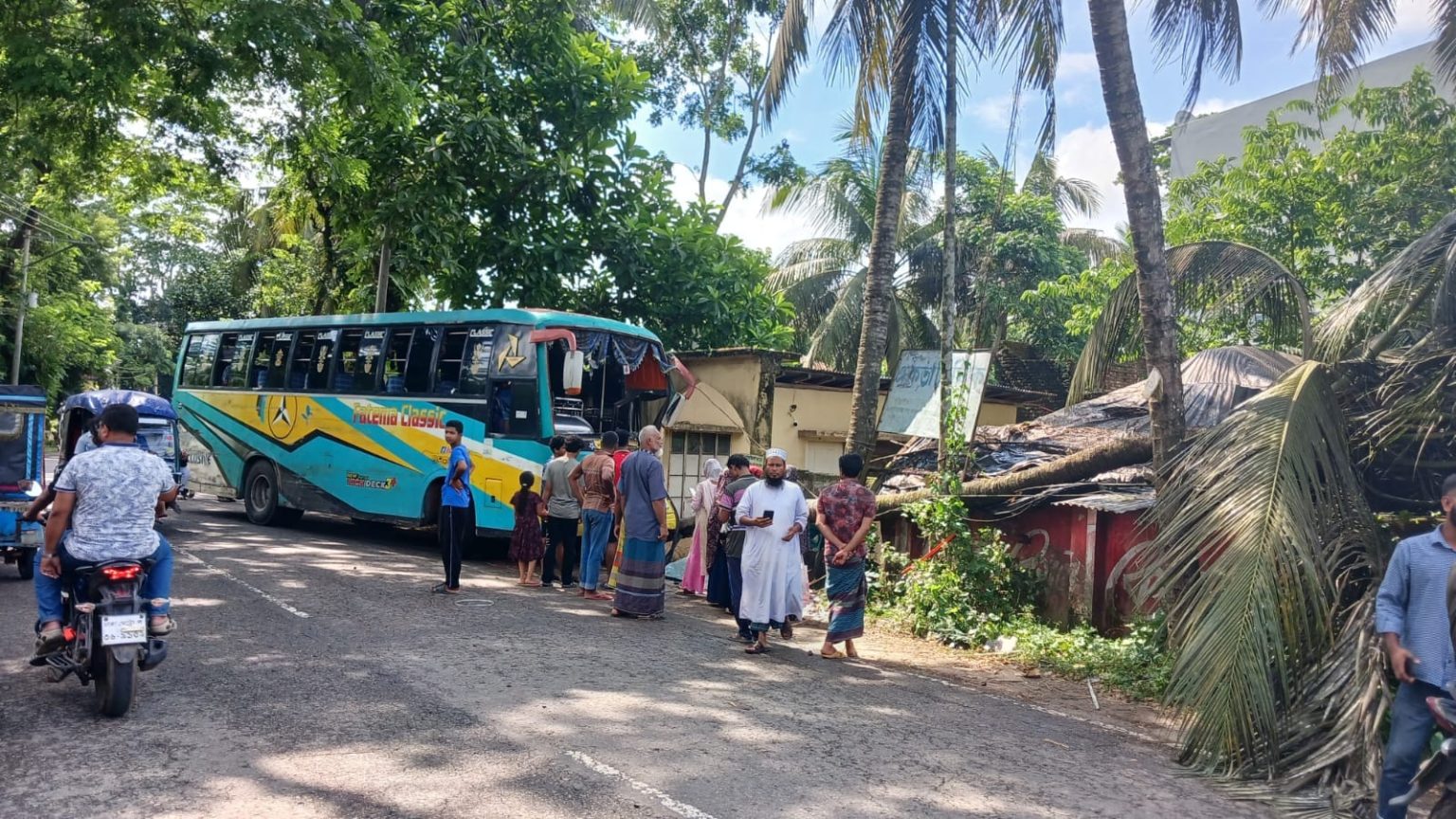 রাজাপুরে নিয়ন্ত্রণ হারিয়ে গাছে ধাক্কা বাস, আহত ৪