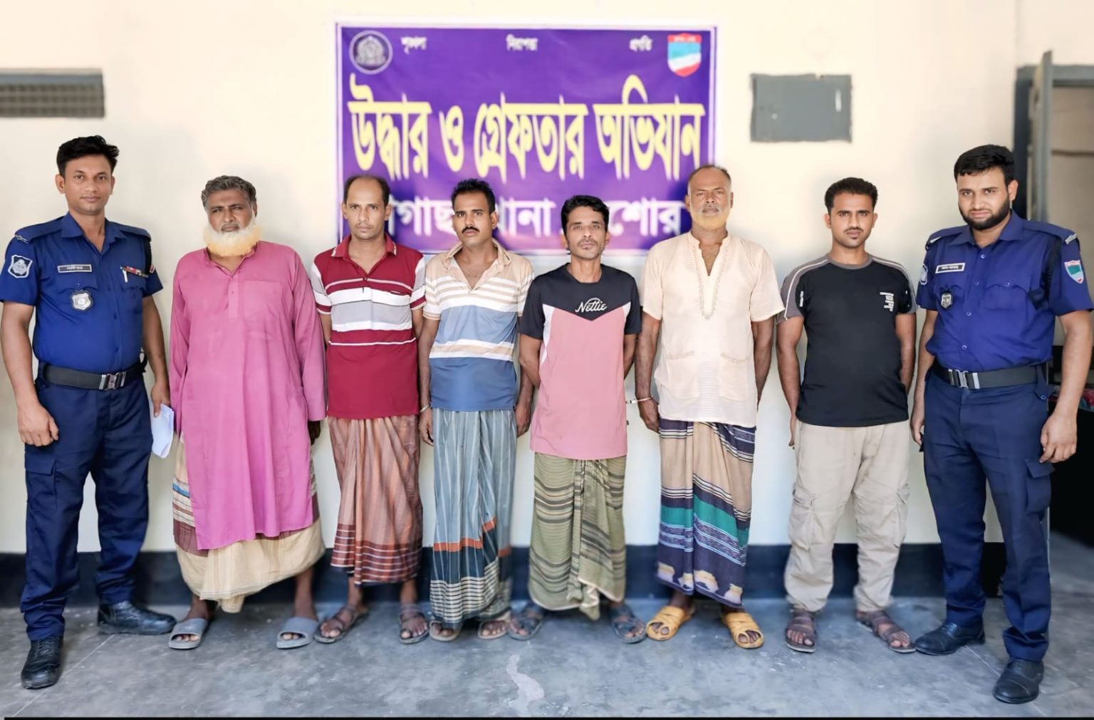 যশোর চৌগাছায় পুলিশের বিশেষ অভিযানে, পরোয়ানাভুক্ত ৬ আসামি গ্রেপ্তার, আদালতে প্রেরণ
