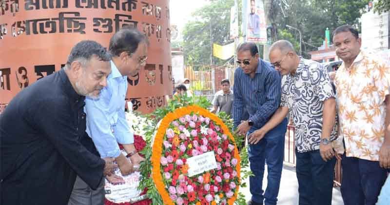বগুড়ায় জুলাই শহীদ স্মৃতি স্তম্ভে শ্রদ্ধা নিবেদন