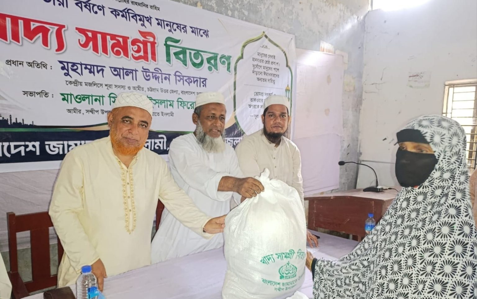 ভারী বর্ষণে কর্মহীন মানুষের পাশে জামায়াতে ইসলামী