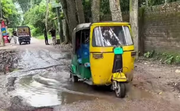 ভারী যানবাহন চলাচল করায়, বাগাদী-ঢালিরঘাট সড়কের বেহাল দশা