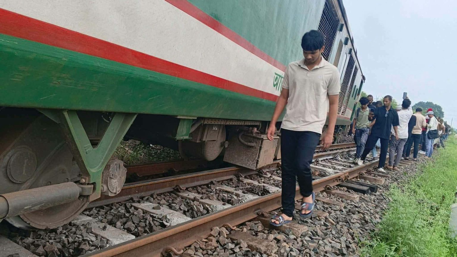 ঈশ্বরদী বাইপাসে একতা এক্সপ্রেস লাইনচ্যুত, বন্ধ উত্তরাঞ্চলের রেল যোগাযোগ