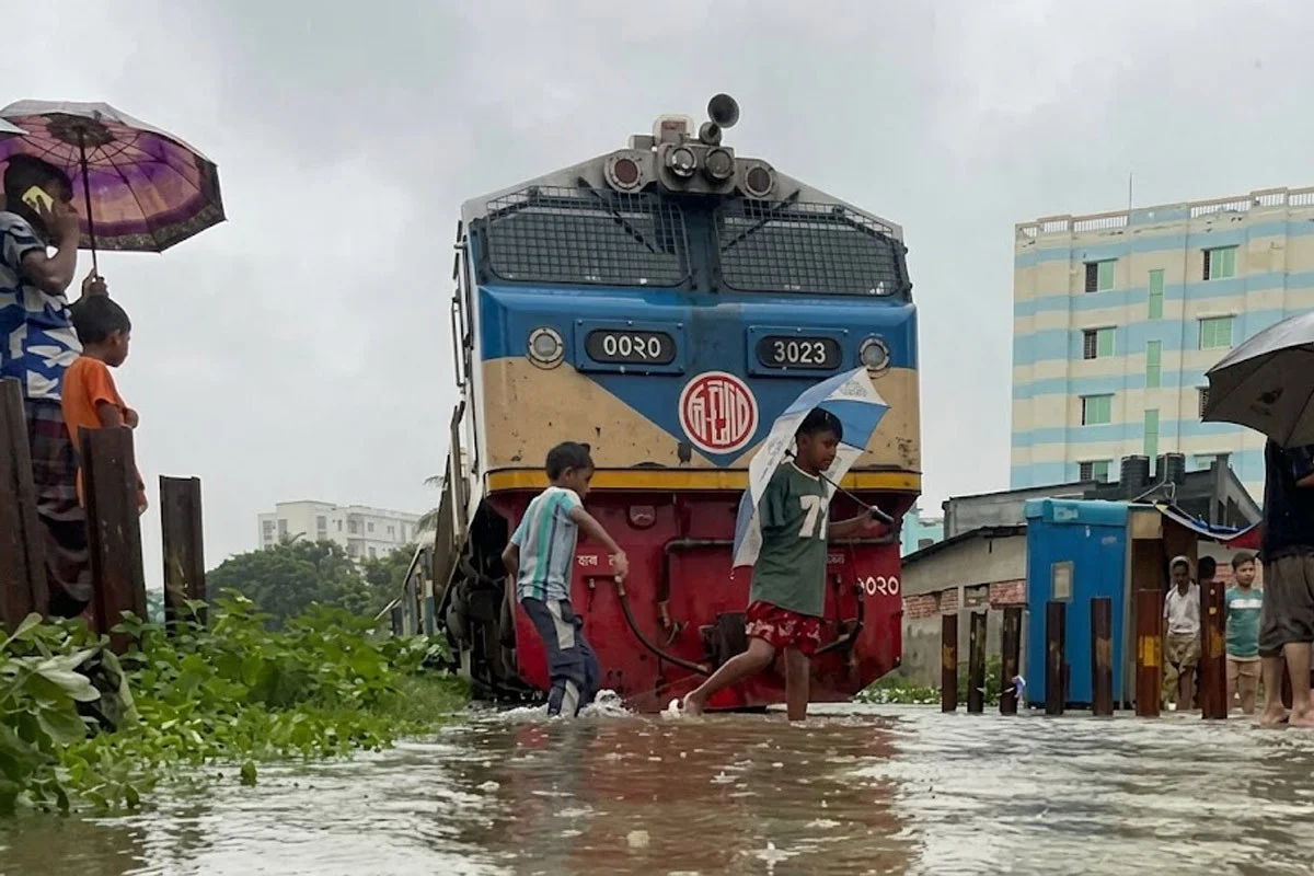 রেললাইন ডুবে যাওয়ায় কক্সবাজারগামী ট্রেন চলাচল বন্ধ