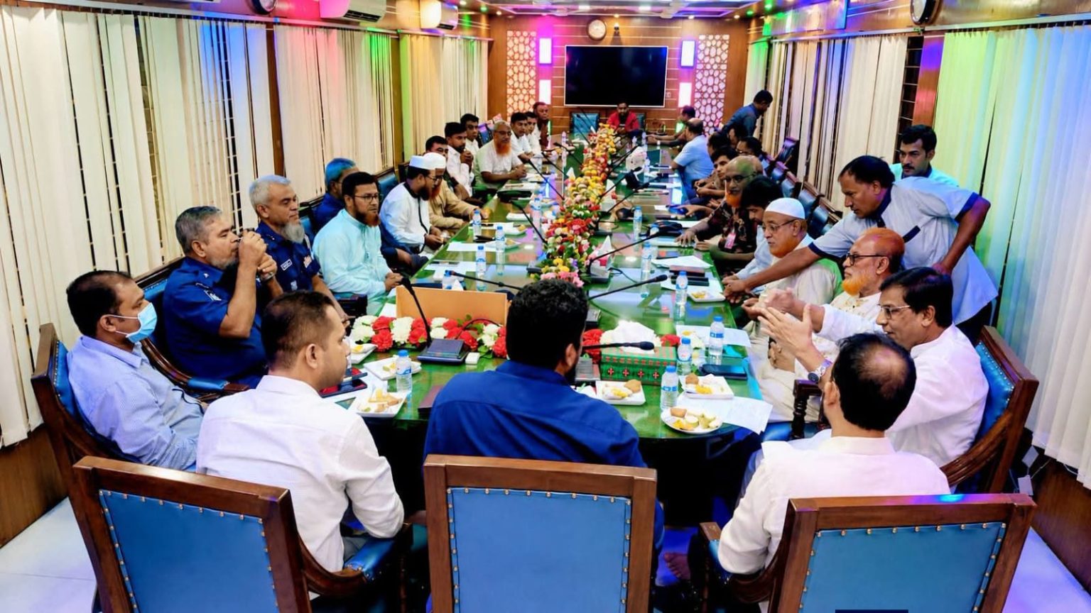 শার্শা উপজেলা অডিটোরিয়াম হল রুমে নির্বাহী ম্যাজিস্ট্রেট, পুলিশ বাহিনী বিজিবি ও নেতা কর্মীদের আলোচনা সভা