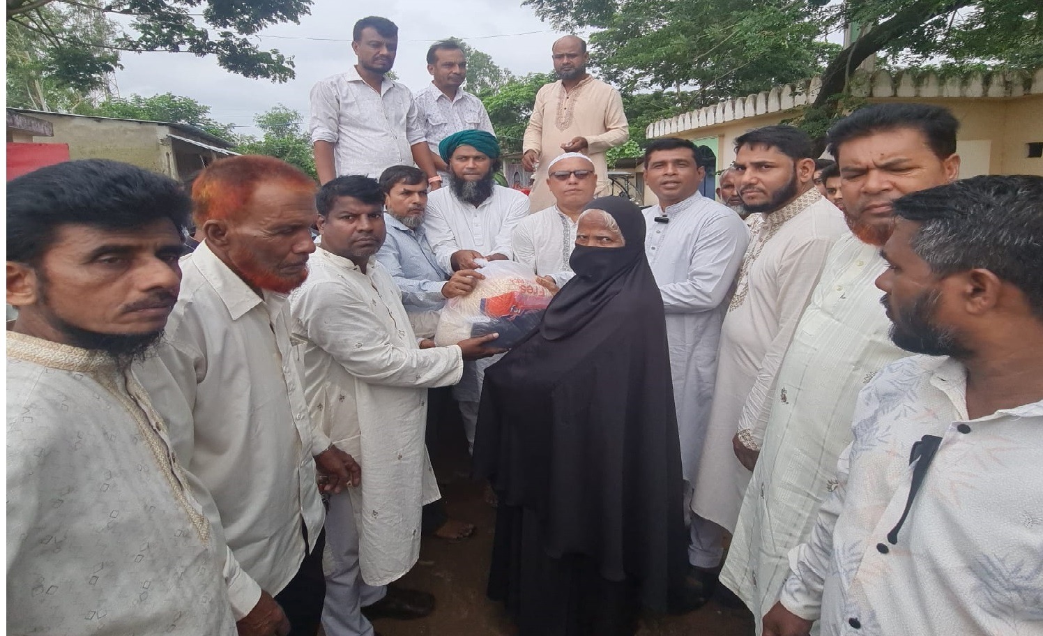 বাংলাদেশ জাতীয়তাবাদী পেশাজীবী দল চট্টগ্রাম দক্ষিণ জেলার উদ্যোগে ৪০০ বন্যার্ত পরিবারের মাঝে খাদ্যসামগ্রী বিতরণ