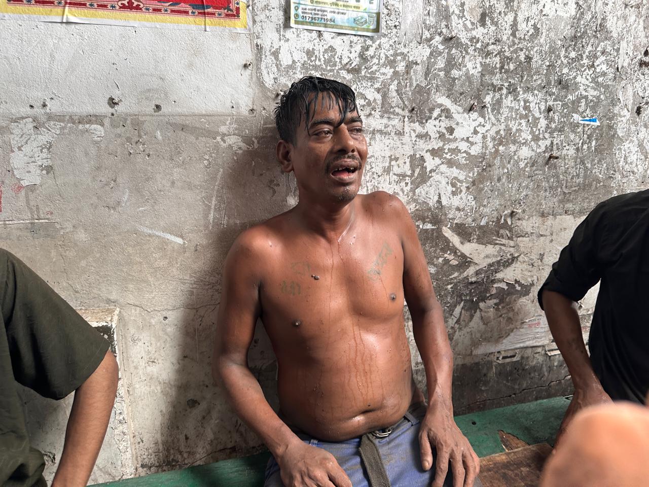 আগারগাঁও তালতলা বাসস্ট্যান্ডে কথিত মোবাইল চোর আটক, গণধোলাইয়ের পর পরিবারের জিম্মায়