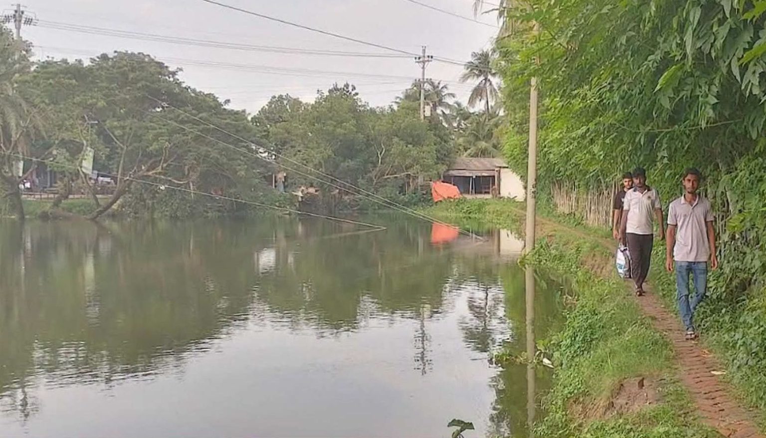 ডুমুরিয়ায় মাছের ঘেরে বিলীন সড়ক