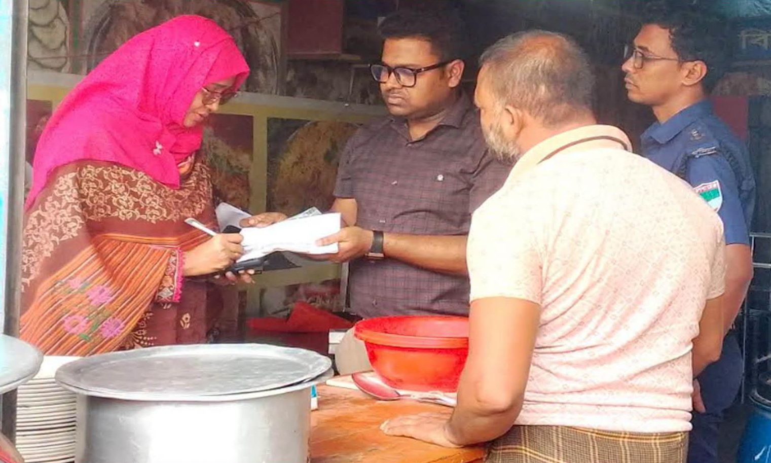 পাটকেলঘাটায় ভোক্তা অধিদপ্তরের অভিযান: ৩হোটেলকে জরিমানা, অনিয়মে কঠোর ব্যবস্থা