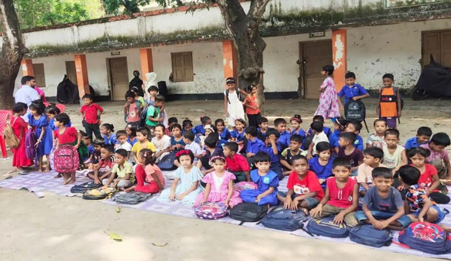 বেনাপোল সরকারি প্রাথমিক বিদ্যালয়ে ঝুঁকিপূর্ণ ভবনে চলছে পাঠদান, আতঙ্কে শিক্ষার্থী-অভিভাবক