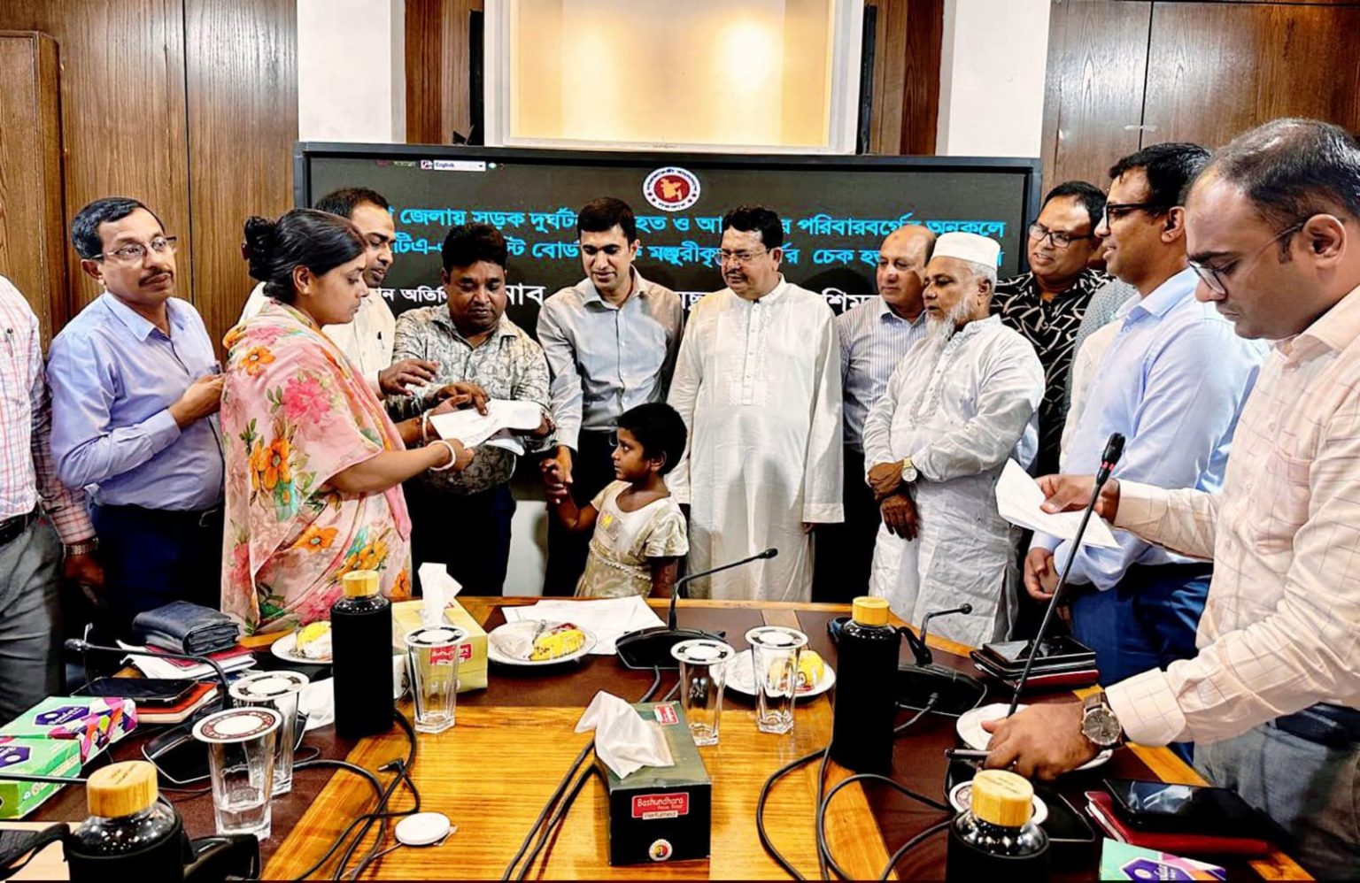 পাবনায় সড়ক দুর্ঘটনায় ক্ষতিগ্রস্ত পরিবারের মাঝে অনুদানের চেক বিতরণ