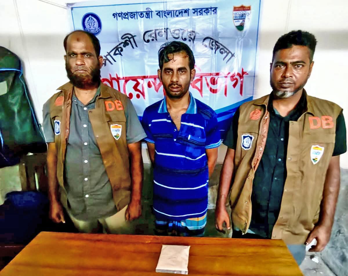 ধূমকেতু এক্সপ্রেসে ১০ লাখ টাকার হেরোইনসহ এক ব্যক্তি গ্রেপ্তার