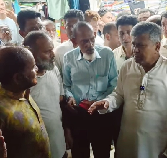 নবীনগরে অগ্নিকাণ্ডে নিঃস্ব চিশতিয়া টেইলার্স: পাশে দাঁড়িয়ে আশার আলো দেখালেন এমপি এম এ মান্নান
