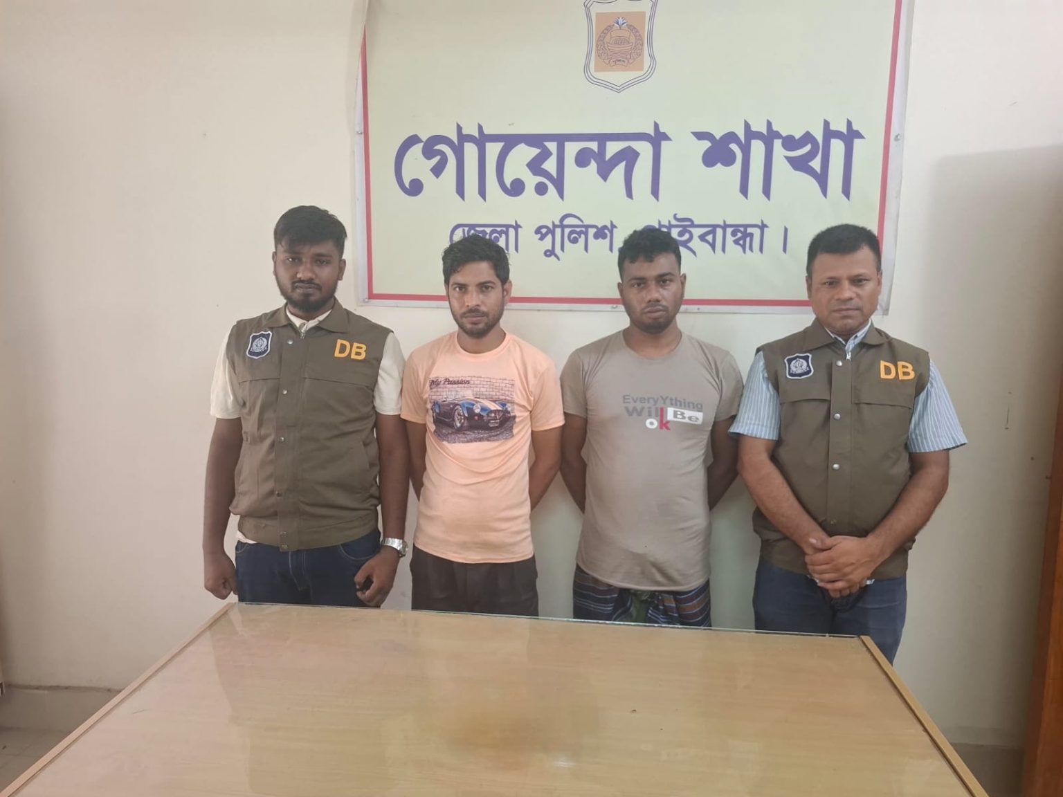 গাইবান্ধায় ইয়াবা সেবনকালে আটক ২