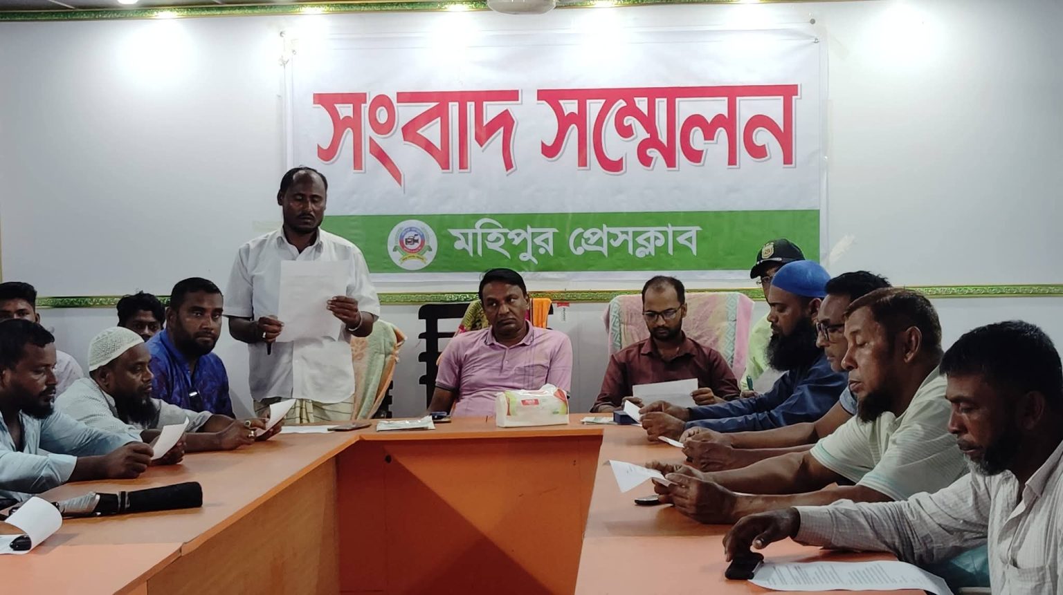 অবৈধ ট্রলিং বন্ধের দাবিতে আলিপুর মৎস্য বন্দর জেলে-ট্রলার মালিকদের সংবাদ সম্মেলন