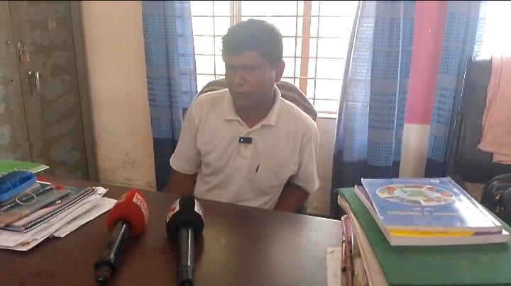 গাইবান্ধায় সরকারি প্রাথমিক বিদ্যালয়ের বিদ্যুৎ ব্যবহার করে চলছে পাশের বাসার অবৈধ সংযোগ