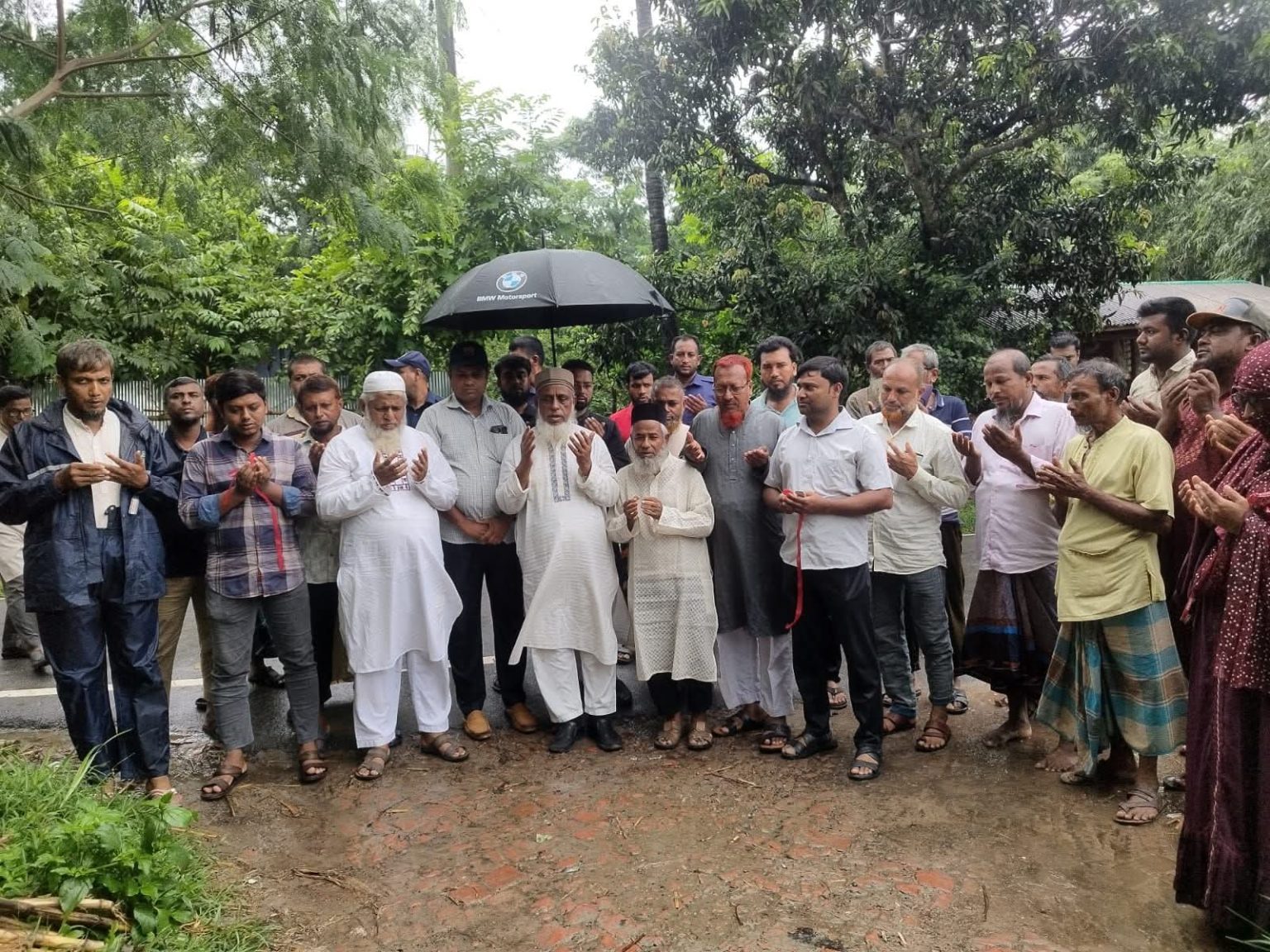 তালায় তিনটি রাস্তা উদ্বোধন করলেন অধ্যক্ষ ইজ্জত উল্লাহ