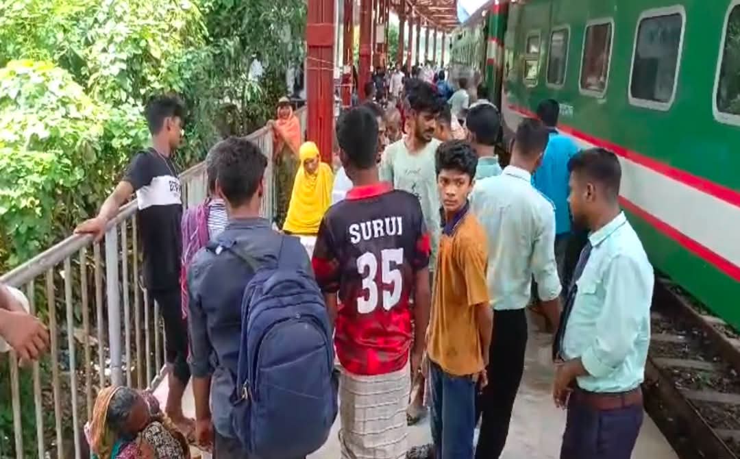 ধূমকেতু এক্সপ্রেস ট্রেনের ছাদ থেকে কিশোরের মরদেহ উদ্ধার