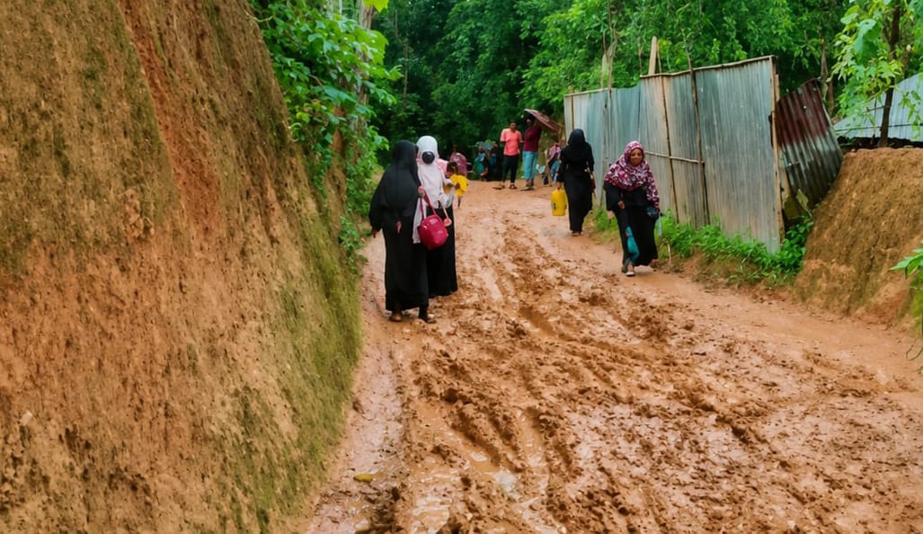 কুলাউড়ার টিলাগাঁওয়ে কাঁদা ,ধুলার যন্ত্রণায় ভাঙা সড়কে বিপর্যস্ত হাজারো মানুষ