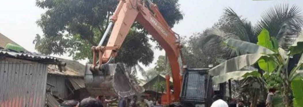 ঝিকরগাছায় রাস্তা দখল করায় একটি অসহায় পরিবার অবরুদ্ধ উচ্ছেদের পাঁয়তারা