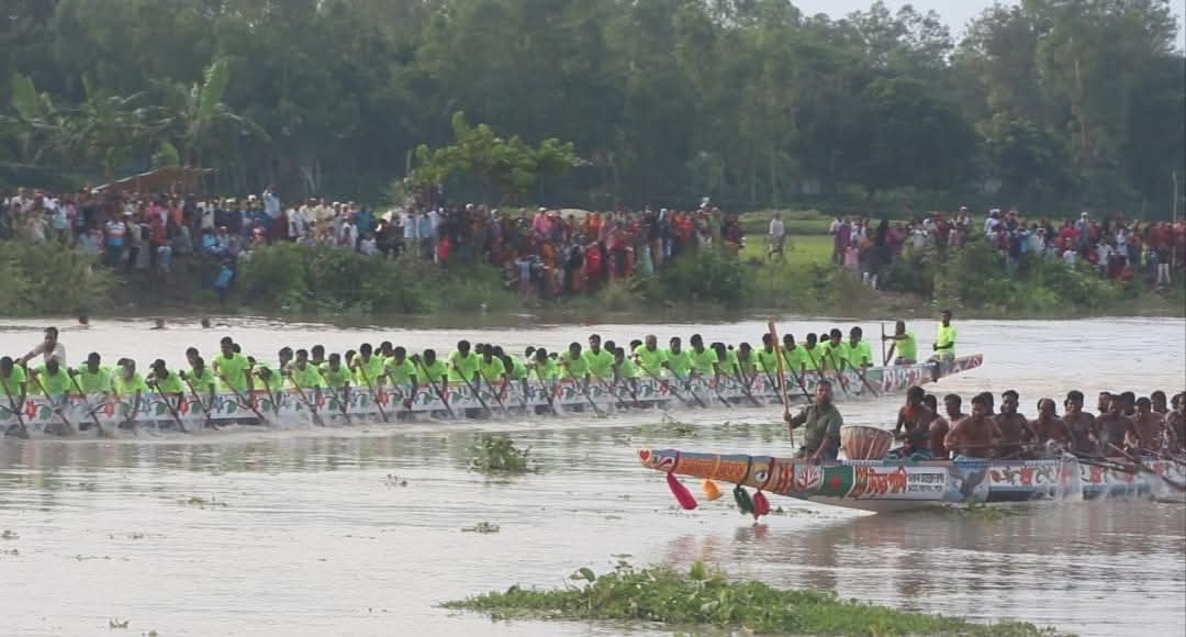 বকশীগঞ্জে ঐতিহ্যবাহী নৌকা বাইচের উদ্বোধন, দশআনী নদীতে হাজারো দর্শকের ঢল