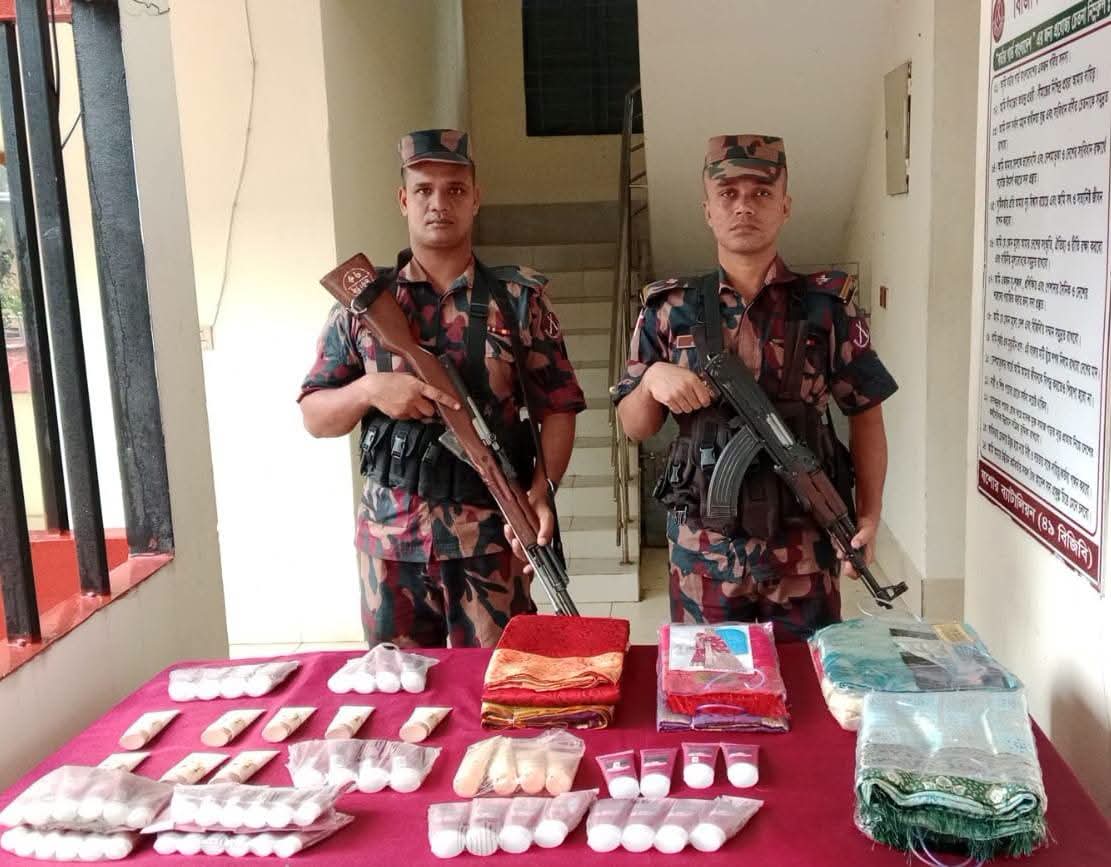 বেনাপোলে প্রায় ৫ লক্ষ টাকার মালামাল আটক করে ৪৯ব্যাটেলিয়ান বিজিবি
