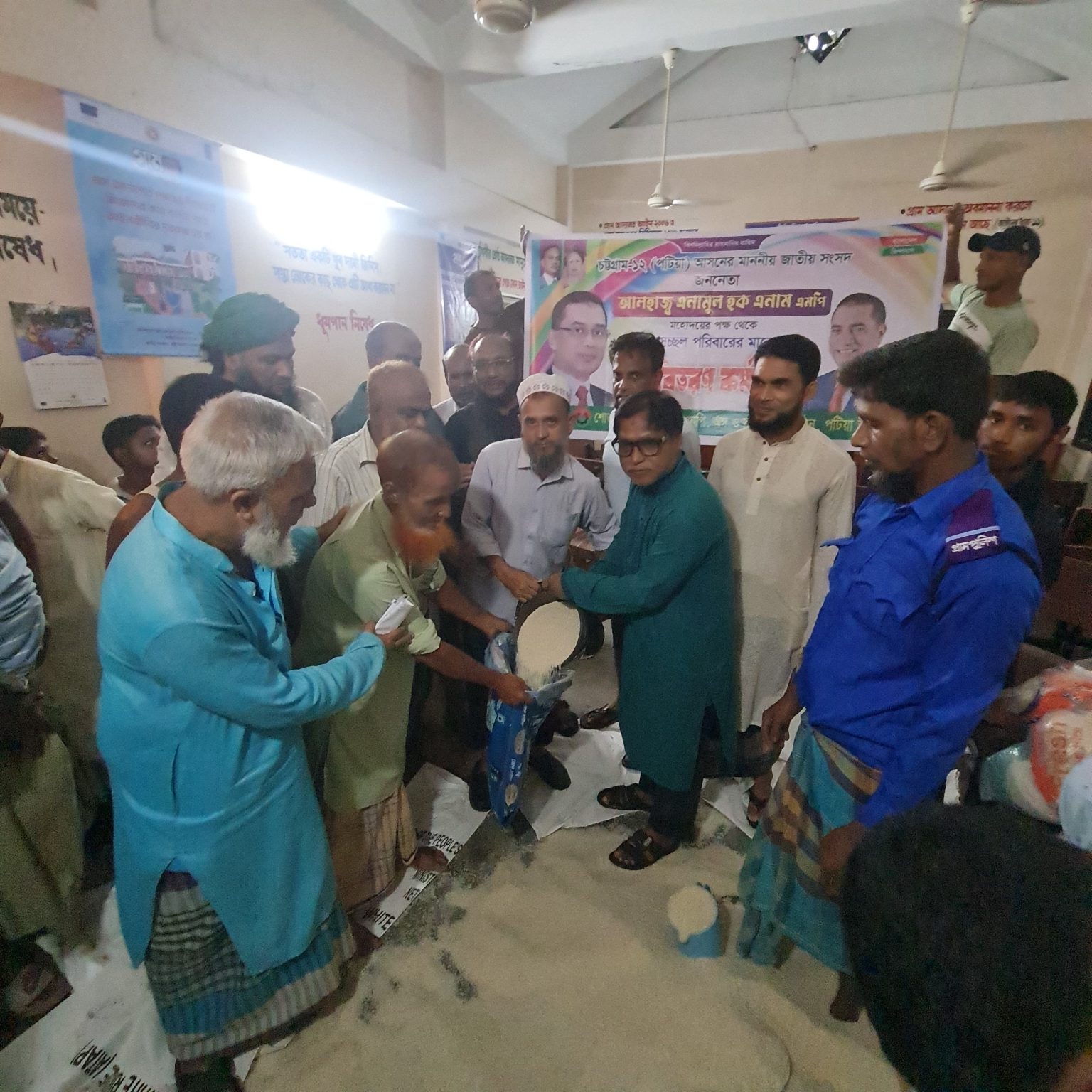 পটিয়ার শোভনদণ্ডী ইউনিয়নে এমপি এনামুল হক এনামের পক্ষ থেকে অসহায়দের মাঝে চাল বিতরণ