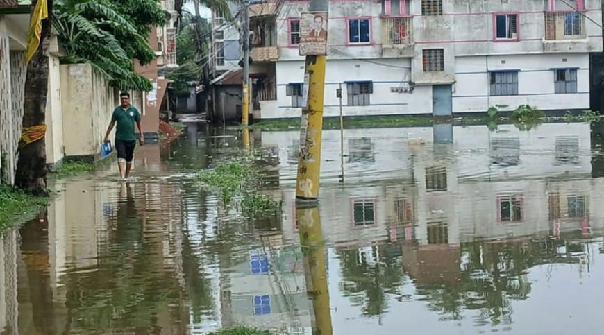 কয়েক ঘন্টার বৃষ্টিতে জলাবদ্ধতা শেষ নেই , জনদুর্ভোগে সৃষ্টি