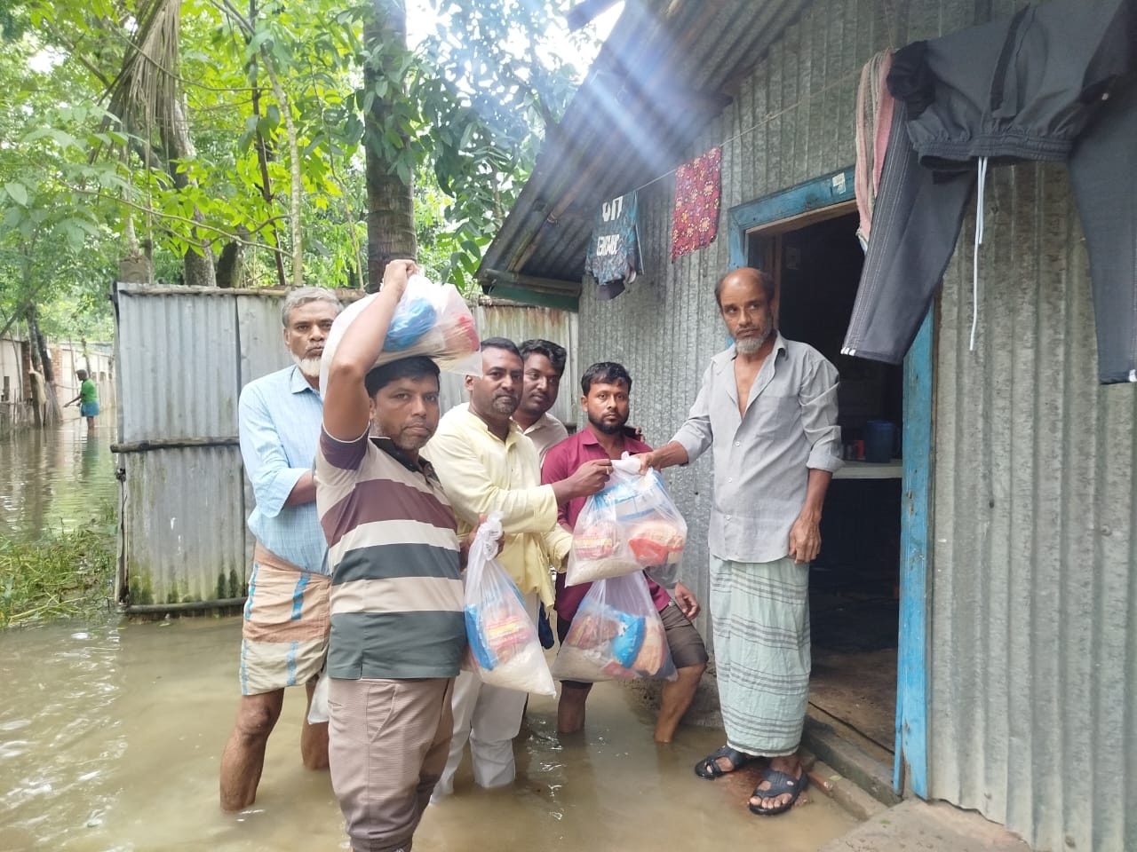 বড়লিয়ায় বন্যাদুর্গতদের পাশে স্বেচ্ছাসেবক দল নেতা রিকু, ত্রাণ সামগ্রী বিতরণ