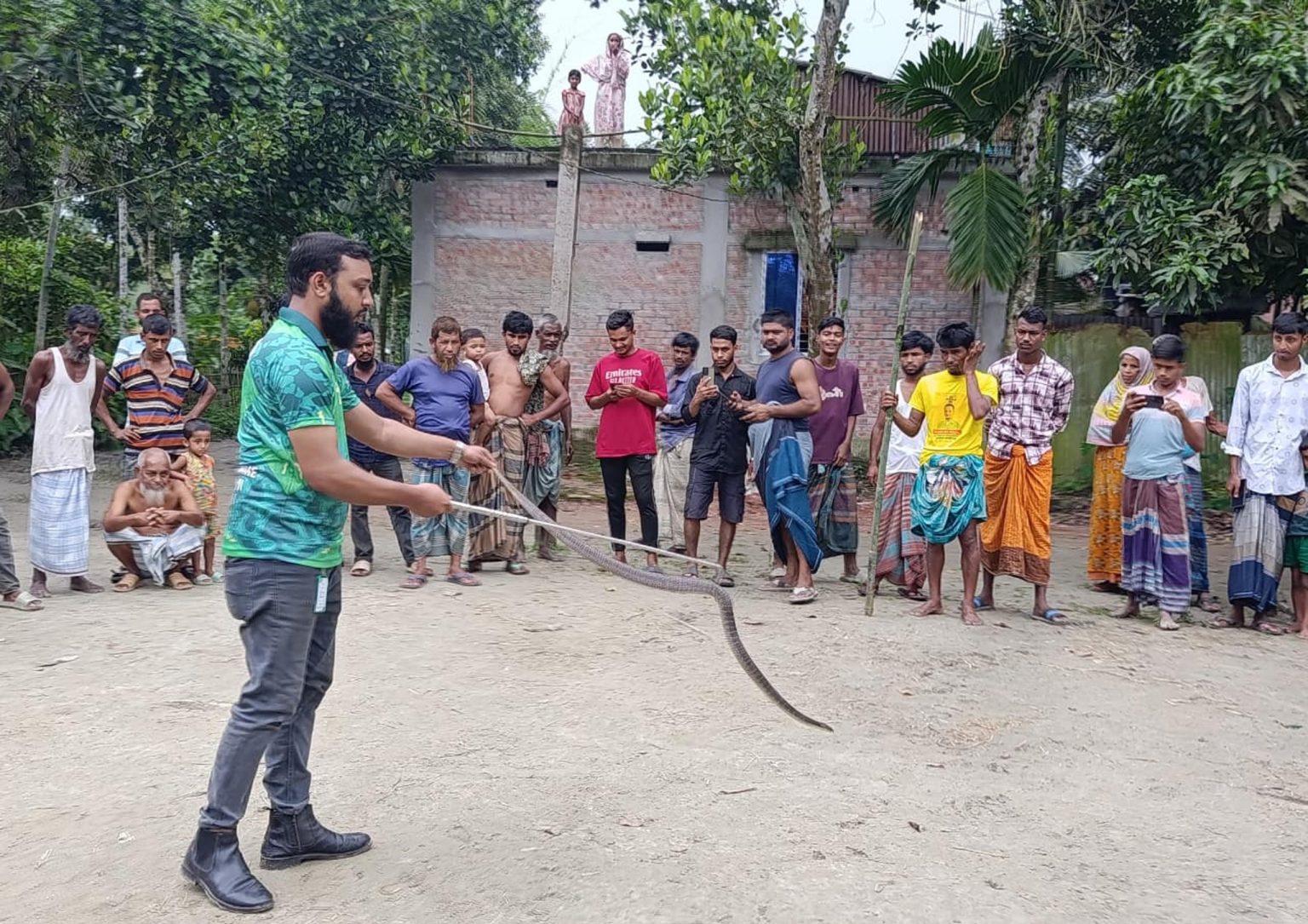 ঈশ্বরগঞ্জে দাঁড়াশ ভেবে ধরা হয়েছিল দক্ষিণ এশিয়ার অন্যতম বিষধর সাপ