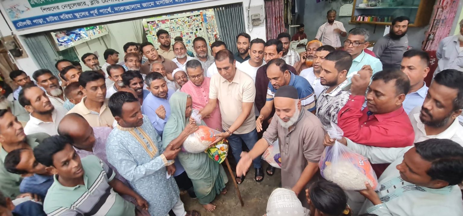 পটিয়ায় এমপি এনামুল হক এনামের পক্ষ থেকে বন্যার্তদের মাঝে শুকনো খাবার বিতরণ