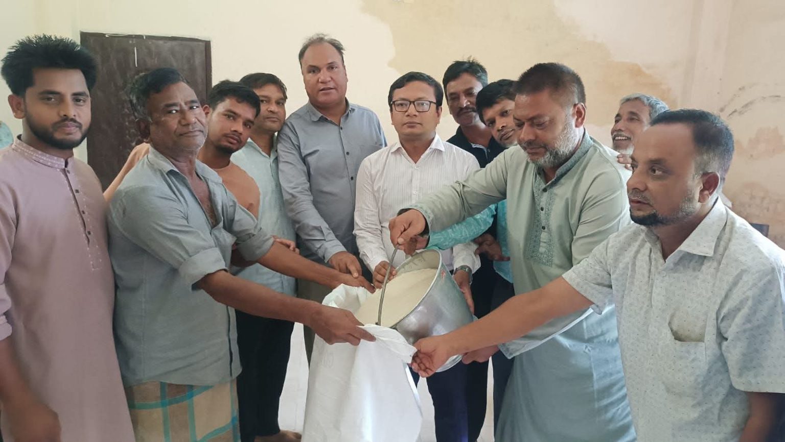 পটিয়ার কচুয়াইয়ে এমপি আলহাজ্ব এনামুল হক এনামের পক্ষ থেকে খাদ্য সহায়তার চাল বিতরণ