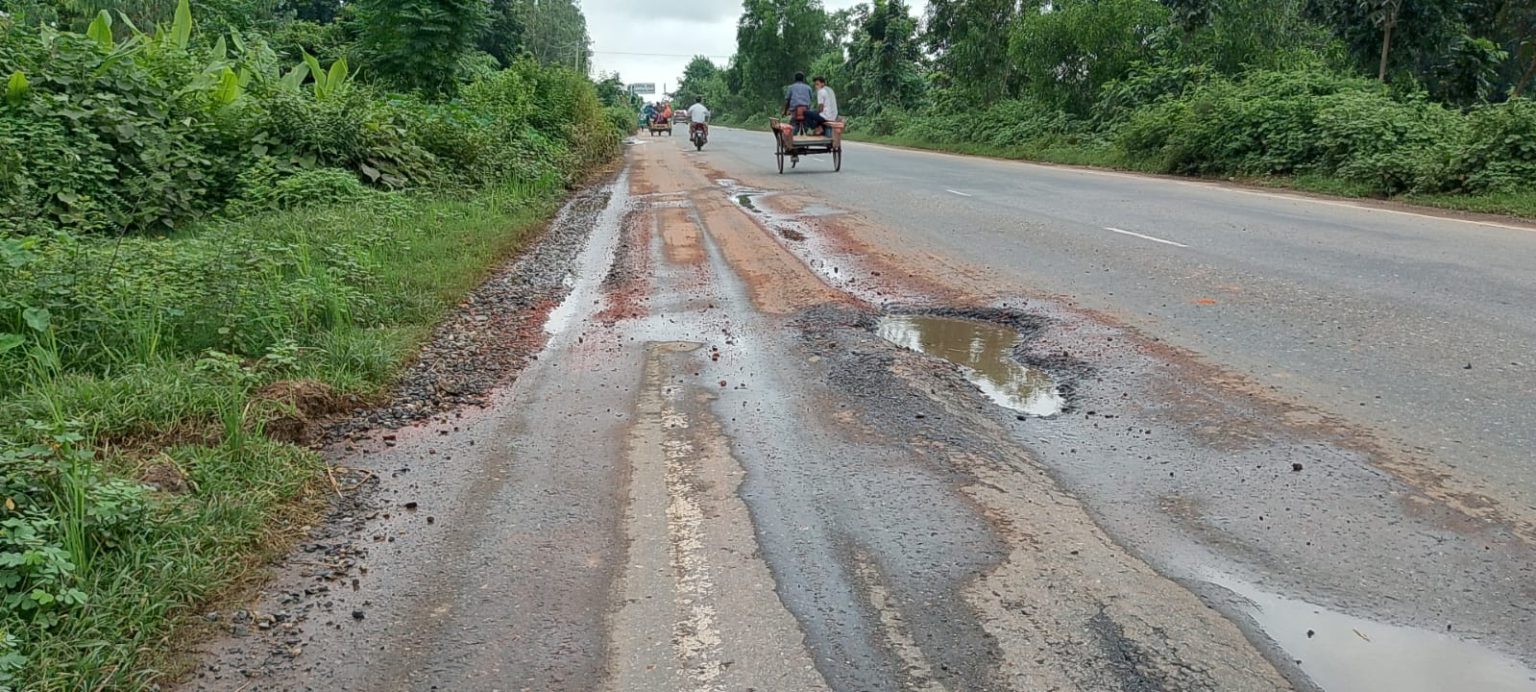 বৃষ্টিতে গর্তে ভরা ঘোড়াঘাটের মহাসড়ক, সতর্কতামূলক নিশানা না থাকায় বাড়ছে দুর্ঘটনার শঙ্কা