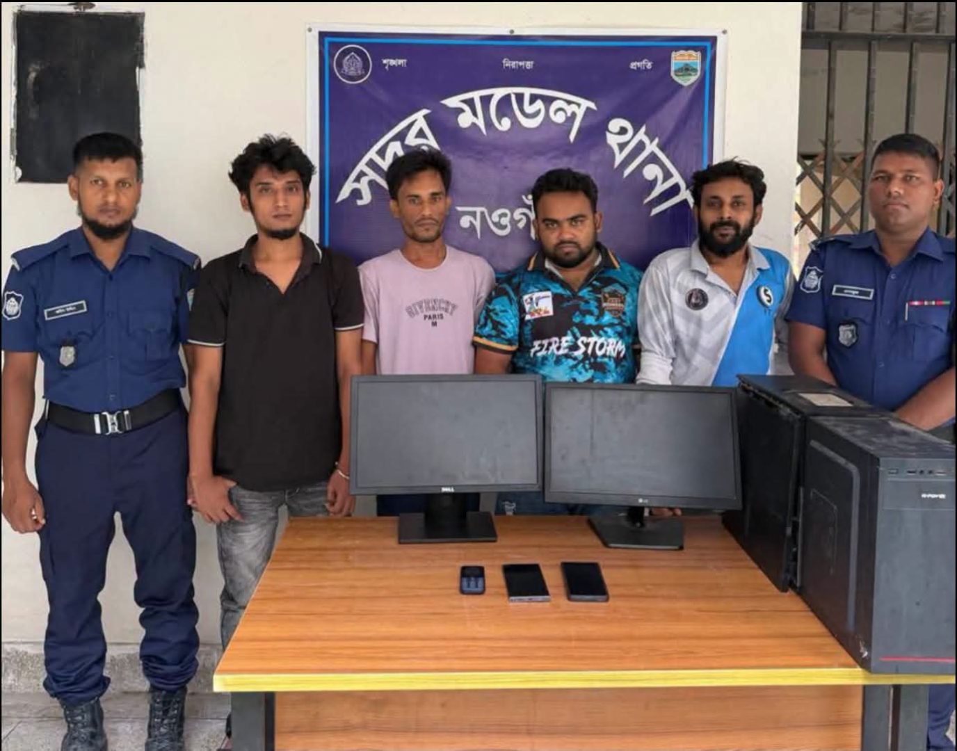 সরঞ্জাম সহ গ্রেফতার ৪জন অনলাইন জুয়াড়ী