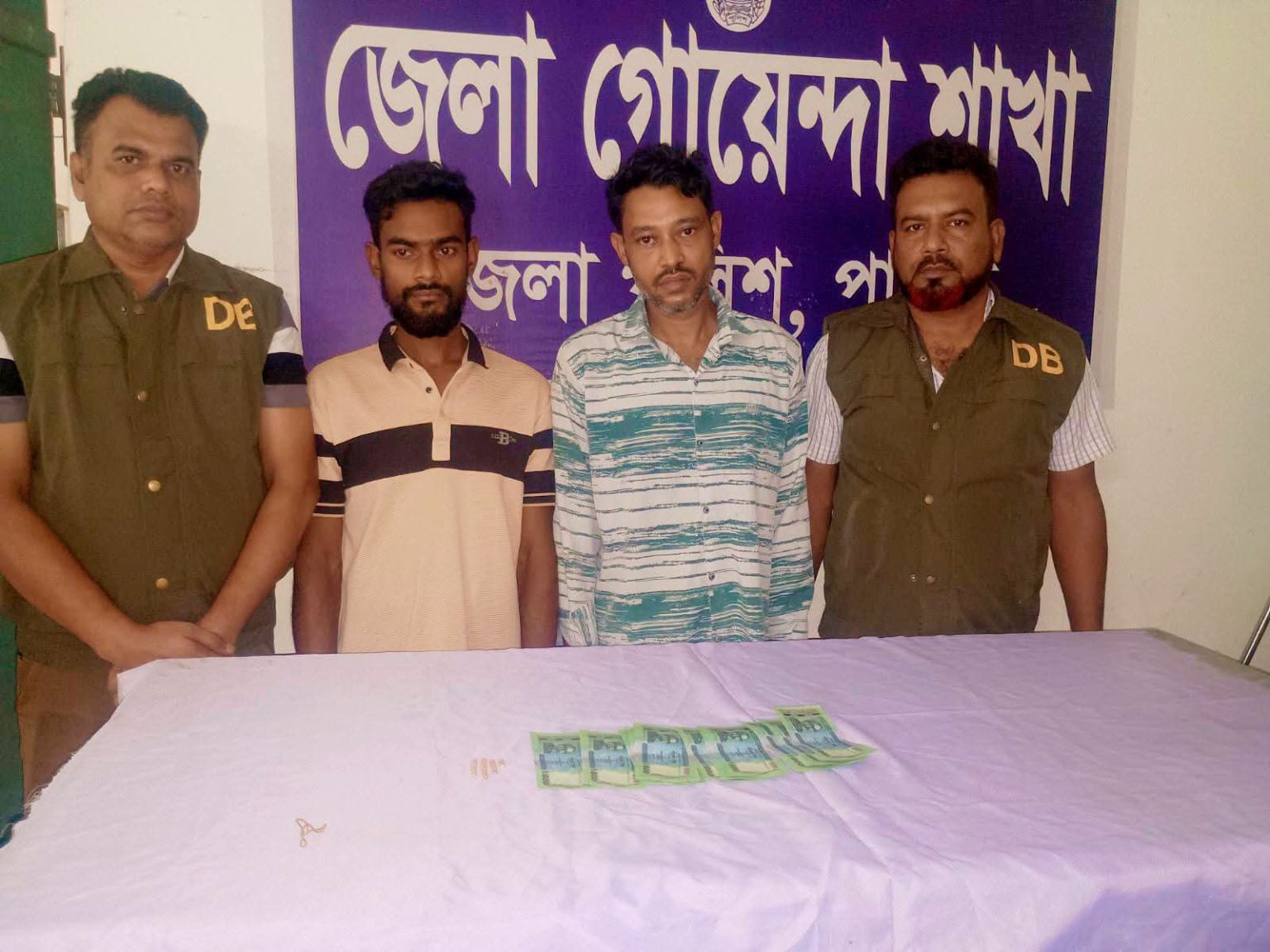 পাবনায় ইয়াবা ট্যাবলেট ও জাল টাকাসহ দুইজন মাদক ব্যবসায়ী গ্রেফতার