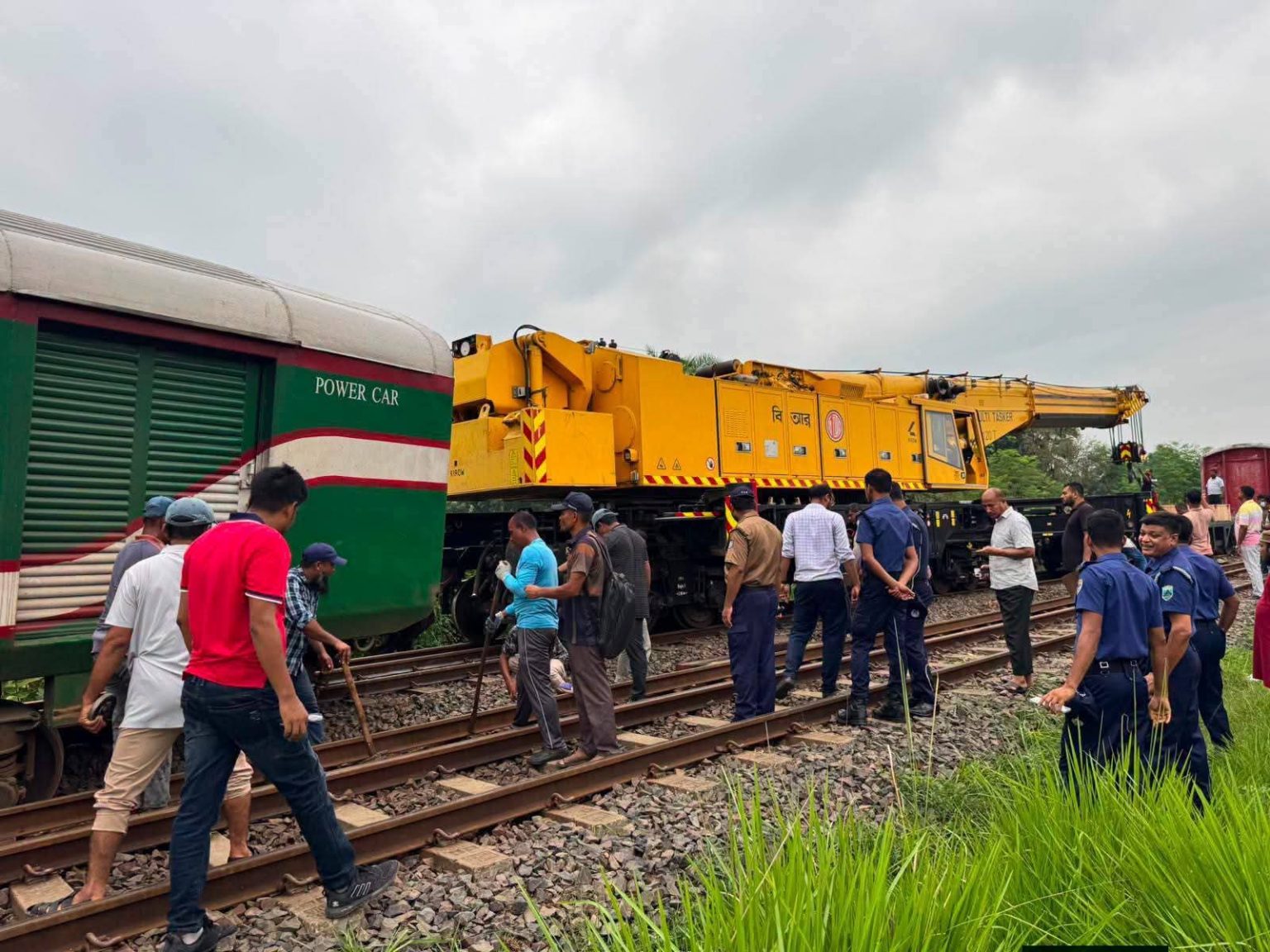 পাবনা, ঈশ্বরদীতে একতা এক্সপ্রেস ট্রেন লাইনচ্যুত, উত্তরাঞ্চলে ট্রেন চলাচল বন্ধ